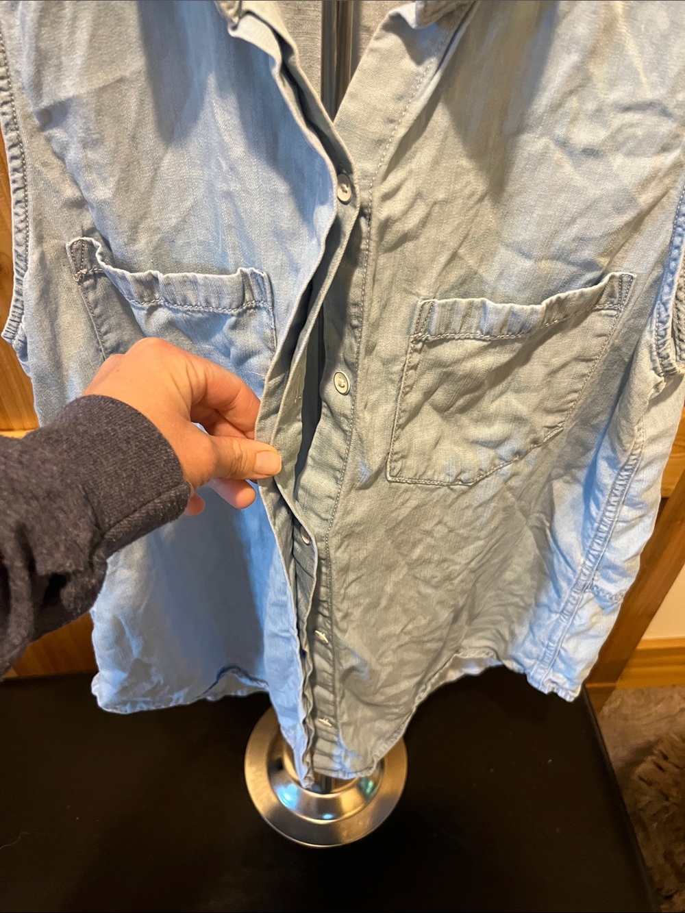 Lola River Light Blue Sleeveless Button-Down Chambray Shirt - 100% Tencel - Picture 4 of 9